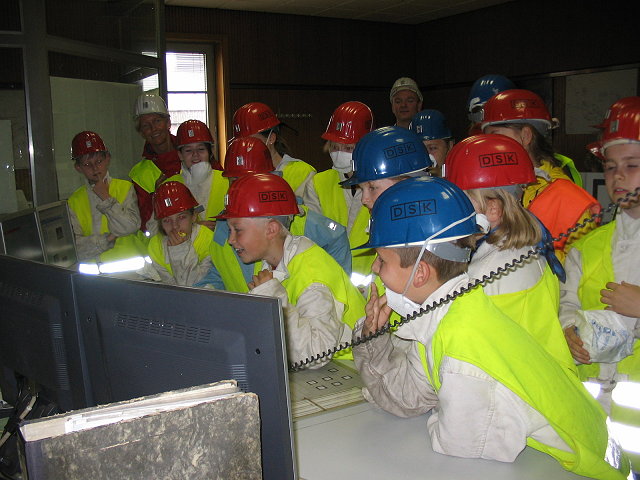 The pupils could talk to the miners underground !