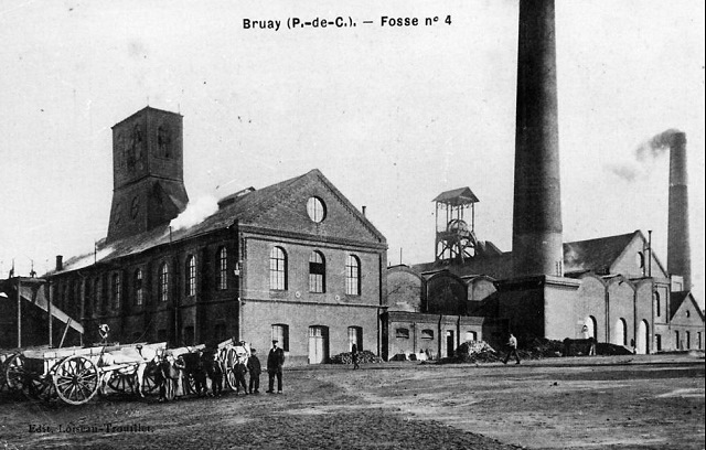 Horse-drawn carriages at a colliery in Bruay !