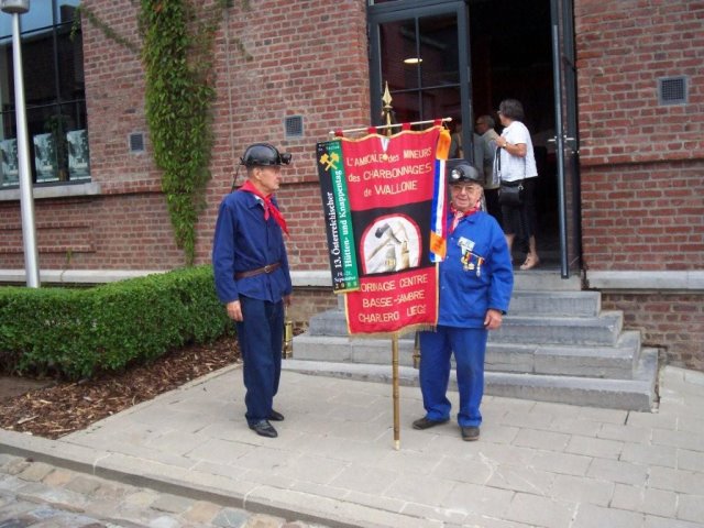 Zwei Bergleute mit ihrer Fahne !