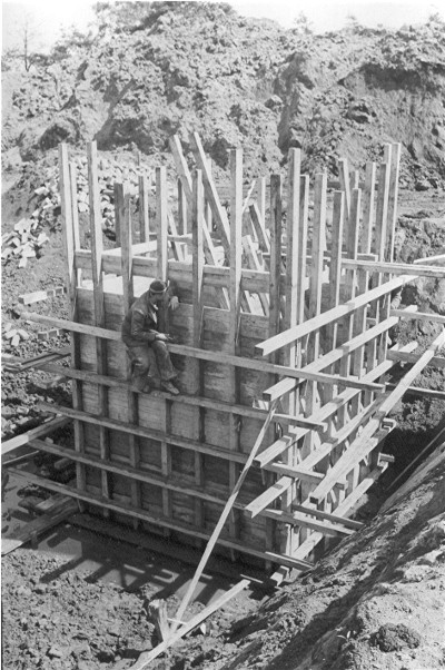 During the sinking tower's construction !