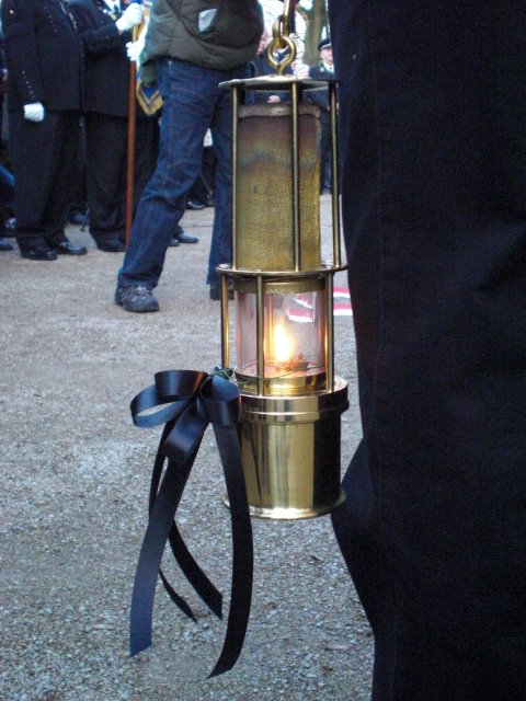 A miner's lamp with a black crepe !