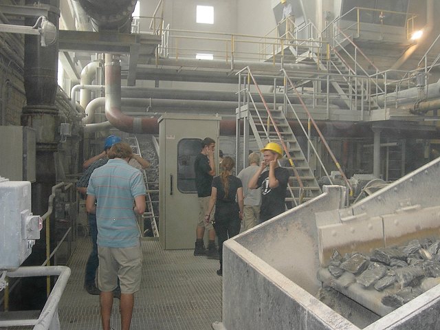 It is very noisy in the processing plant !