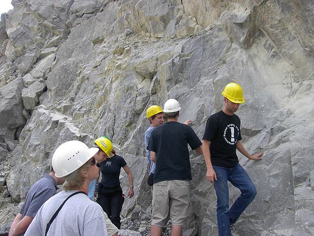 Studenten untersuchen eine Felswand !