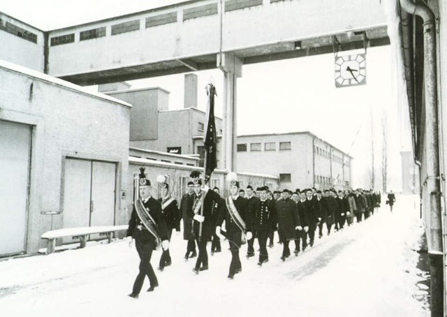 A parade at the colliery's gate !
