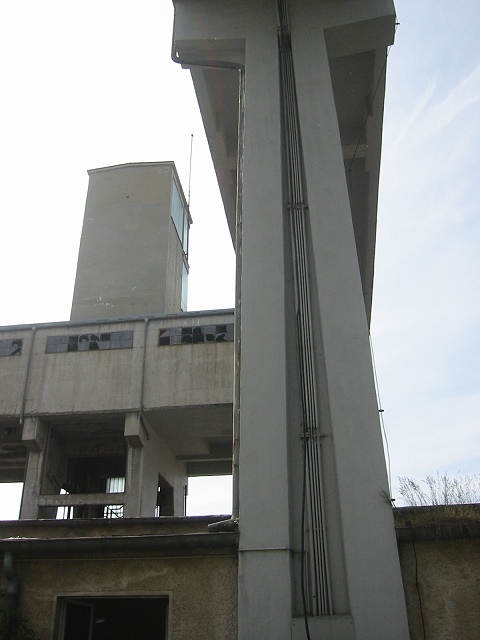 Strong pillars under the winding tower !