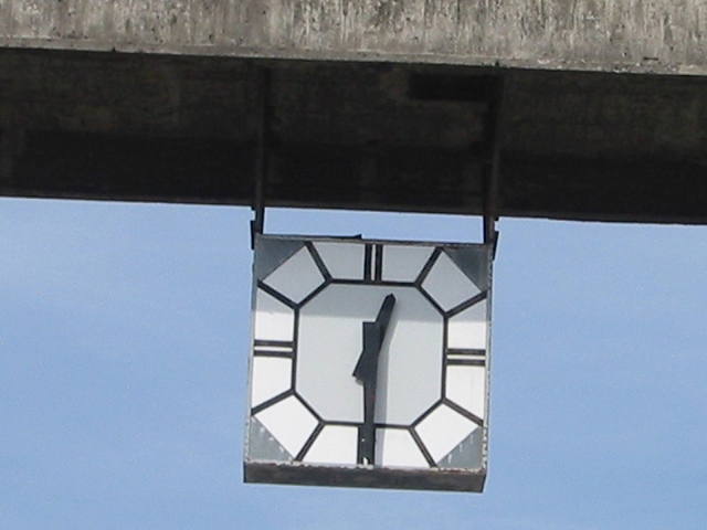 The clock at the colliery's gate !